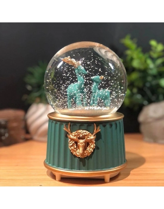 ® Pilli Işıklı Müzikli Kar Küresi–İki Geyikli Yeşil Figürlü Eğlenceli Masaüstü Biblo, LED Aydınlatmalı Dekoratif Hediyelik Kar Küresi