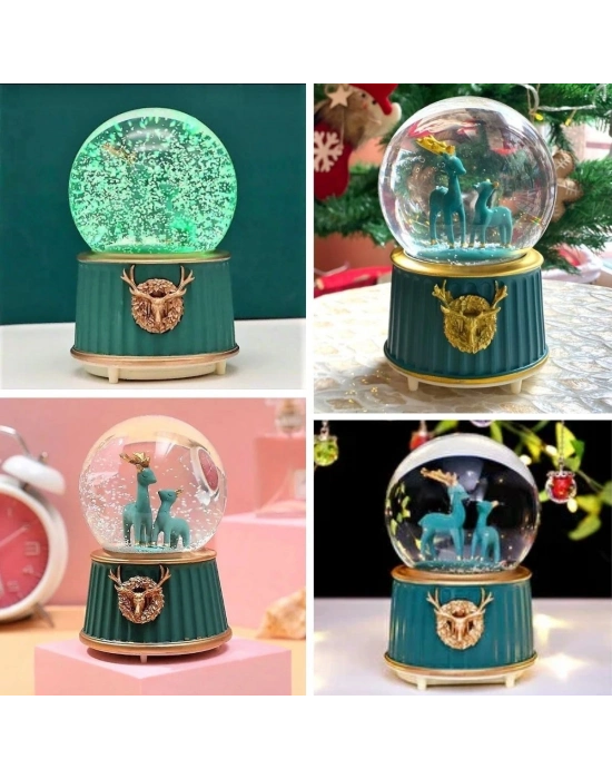 ® Pilli Işıklı Müzikli Kar Küresi–İki Geyikli Yeşil Figürlü Eğlenceli Masaüstü Biblo, LED Aydınlatmalı Dekoratif Hediyelik Kar Küresi