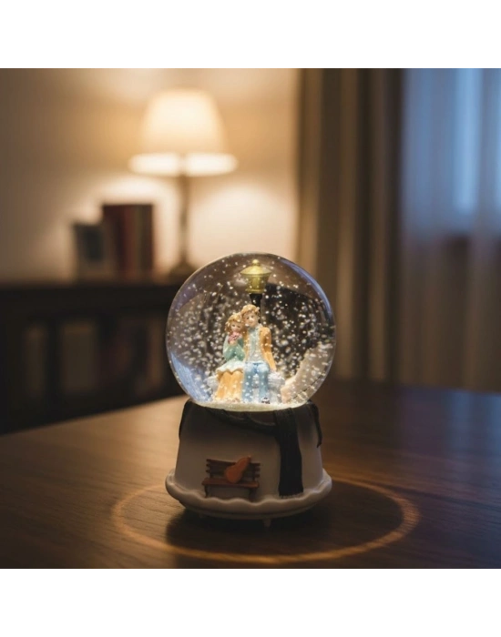 ® Pilli Işıklı Müzikli Kar Küresi–Kış Masalı Bankta Sevgili Figürlü Eğlenceli Masaüstü Biblo, LED Aydınlatmalı Dekoratif Hediyelik Kar Küresi