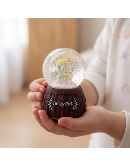 ® Pilli Işıklı Müzikli Kar Küresi–Şanslı Kedi Figürlü Eğlenceli Masaüstü Biblo, LED Aydınlatmalı Dekoratif Hediyelik Kar Küresi