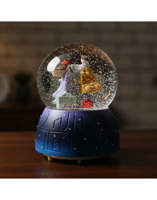 ® Pilli Işıklı Müzikli Kar Küresi–Valizli Sevgili Çift Figürlü Eğlenceli Masaüstü Biblo, LED Aydınlatmalı Dekoratif Hediyelik Kar Küresi
