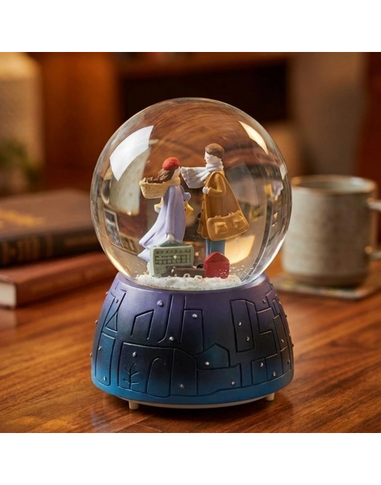 ® Pilli Işıklı Müzikli Kar Küresi–Valizli Sevgili Çift Figürlü Eğlenceli Masaüstü Biblo, LED Aydınlatmalı Dekoratif Hediyelik Kar Küresi