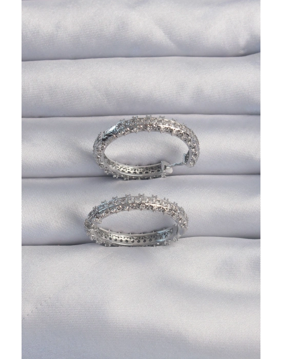 ® Pirinç Gümüş Renk Zirkon Taşlı Motifli Halka Küpe