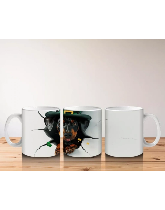 St. Patrick Şapkalı Çatlak Duvardan Bakan Dachshund – Baskılı Kahve Kupası
