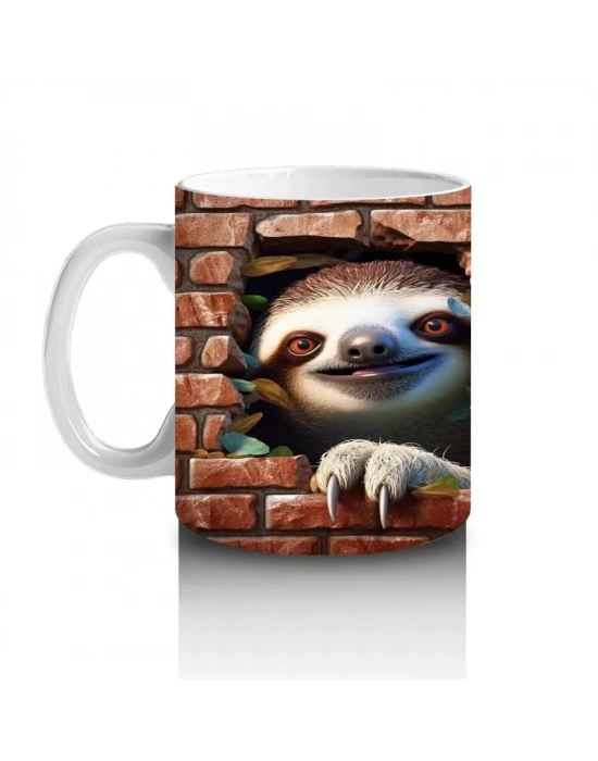 Tuğla Duvar Önünde Gülümseyen Tembel Hayvan – Baskılı Kahve Kupası