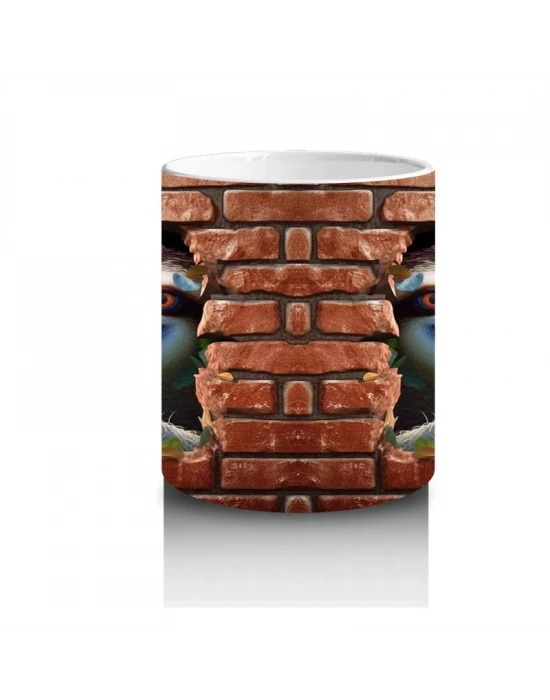 Tuğla Duvar Önünde Gülümseyen Tembel Hayvan – Baskılı Kahve Kupası