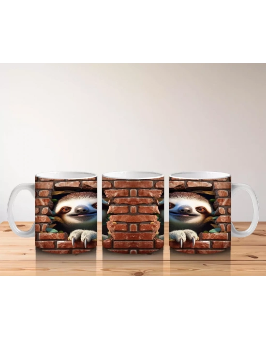 Tuğla Duvar Önünde Gülümseyen Tembel Hayvan – Baskılı Kahve Kupası
