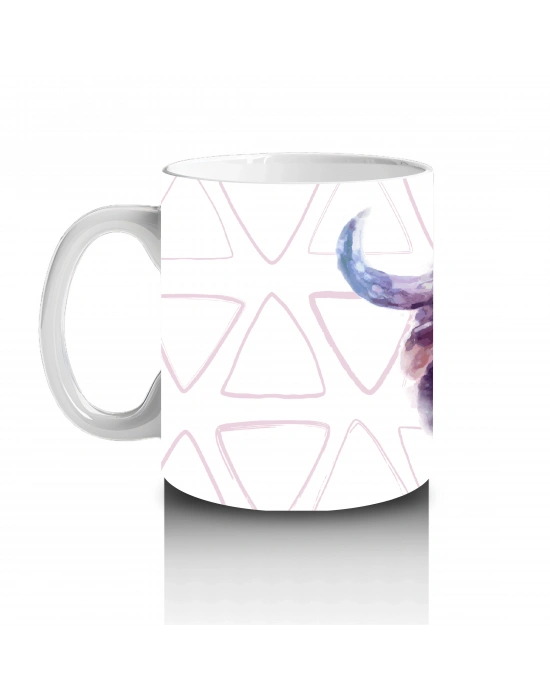 Üçgen Desenli Arka Planda Suluboya Tarzı Manda İllüstrasyonu - Baskılı kahve kupası