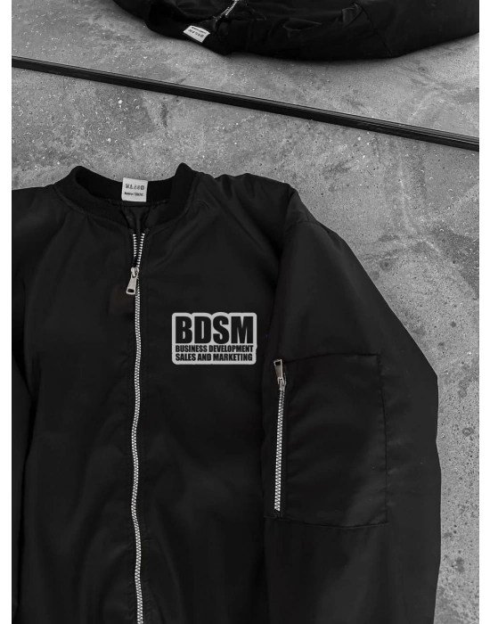 Siyah Bomber Mont – Fermuarlı, Cepli, Kapitone Astarlı, Göğüs Baskılı -