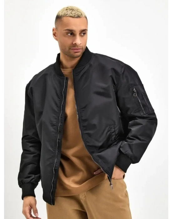 Siyah Bomber Mont – Su İtici Kumaş, Kapitone Astarlı, Fermuarlı -