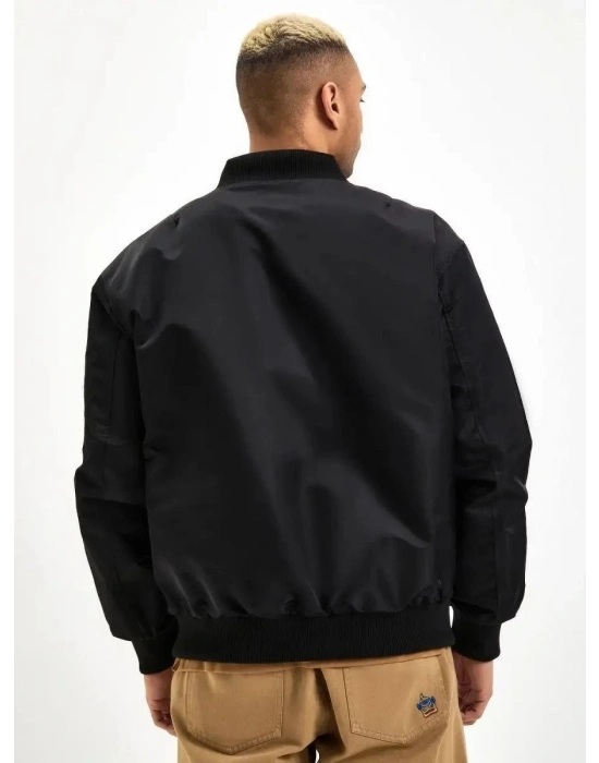 Siyah Bomber Mont – Su İtici Kumaş, Kapitone Astarlı, Fermuarlı -