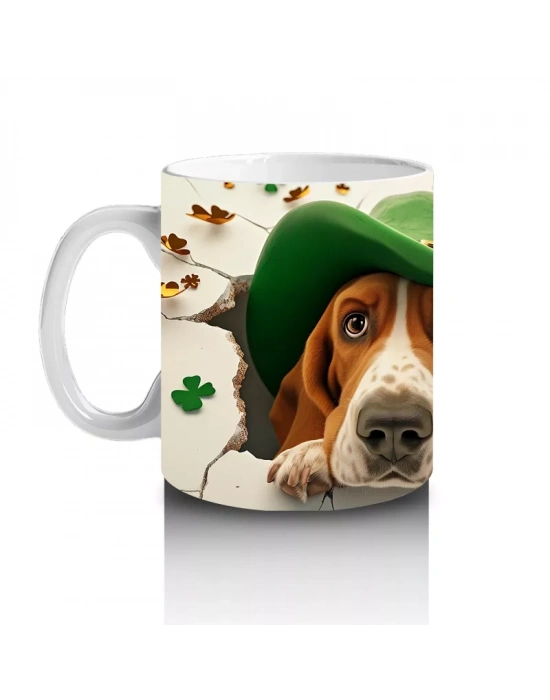 Yeşil Şapkalı Basset Hound Figürü ve Yonca Detayları - Baskılı kahve kupası