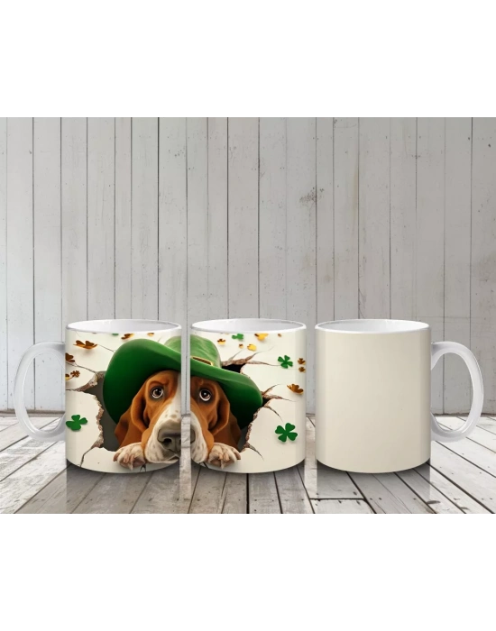 Yeşil Şapkalı Basset Hound Figürü ve Yonca Detayları - Baskılı kahve kupası