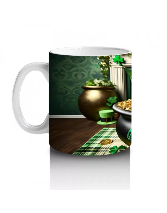 Yeşil Temalı Masada Oturan St. Patrick Bulldog – Baskılı Kahve Kupası