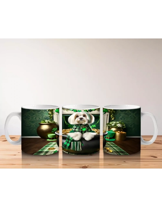 Yeşil Temalı Masada Oturan St. Patrick Bulldog – Baskılı Kahve Kupası