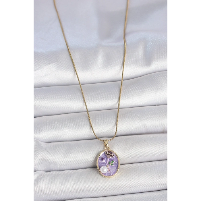 316L Çelik Gold Renk Zincir Mor Çiçek İşlemeli İnci Detay Portre Model Kadın Kolye