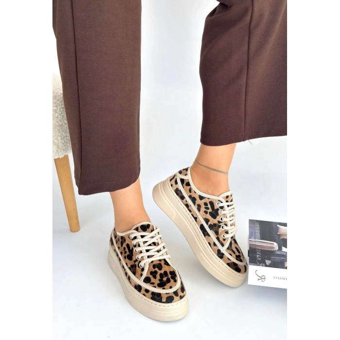 Pirinç Gold Renk Zirkon Taşlı Kanat Model Kadın Küpe