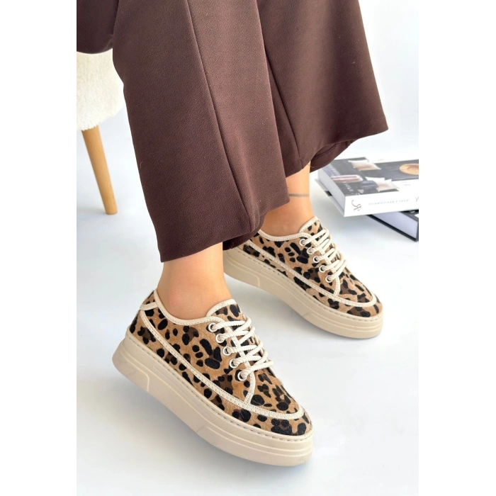 Pirinç Gold Renk Zirkon Taşlı Kanat Model Kadın Küpe