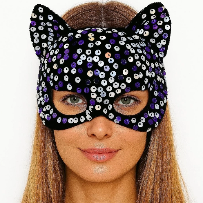 BFS   Siyah Kadife Kumaş Üzerine Mor Beyaz Payetli Pullu Parti Maskesi 16x14 cm