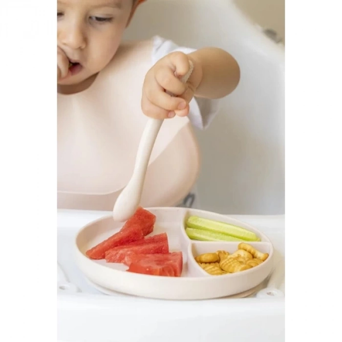 ÇOK SATAN Krem Rengi 3’lü Silikon Yemek Seti – Önlük + Diş Kaşıyıcılı Kaşık + Vakumlu Tabak