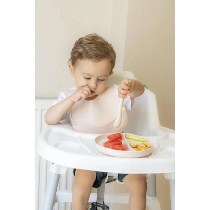 ÇOK SATAN Krem Rengi 3’lü Silikon Yemek Seti – Önlük + Diş Kaşıyıcılı Kaşık + Vakumlu Tabak