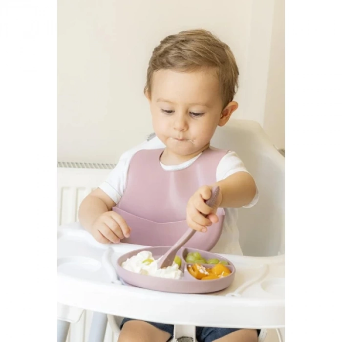 ÇOK SATAN Pembe 3’lü Silikon Yemek Seti – Önlük + Diş Kaşıyıcılı Kaşık + Vakumlu Tabak