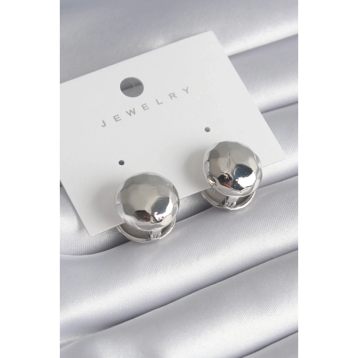 ÇOK SATAN Pirinç Gümüş Renk İşleme Detay Top Model Kadın Küpe