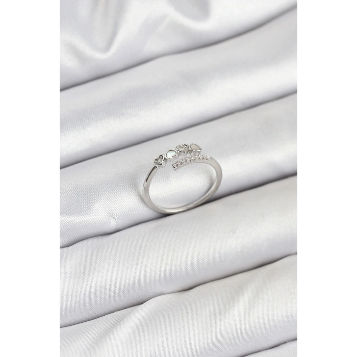 Pirinç Gümüş Renk Kalpli Detaylı Zirkon Taşlı Kadın Yüzük