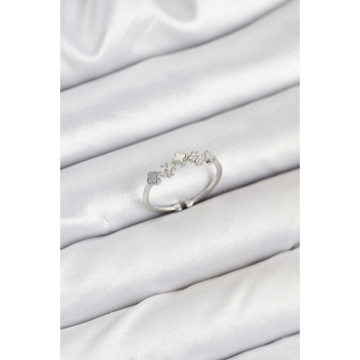 ÇOK SATAN Pirinç Gümüş Renk Minimal Yonca Detaylı Kadın Yüzük