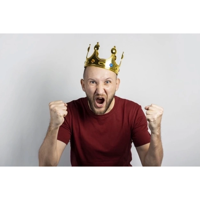 ÇOK SATAN Plastik Kral Tacı Altın Renk Yetişkin Boy 55 Cm