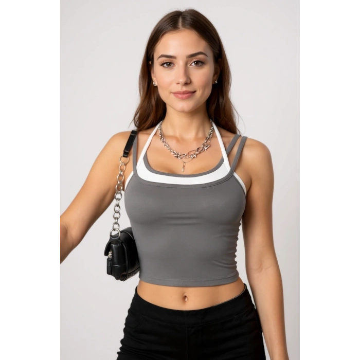 Kadın Antrasit Gri Beyaz Çift Renk Çapraz Askılı Crop Top Bluz – Şık, Rahat ve Kolay Kombinlenebilir