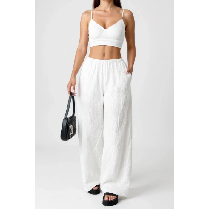 Kadın Beyaz Bol Kesim Cepli Geniş Paça Dökümlü Pantolon – Modern ve Şık Tasarım