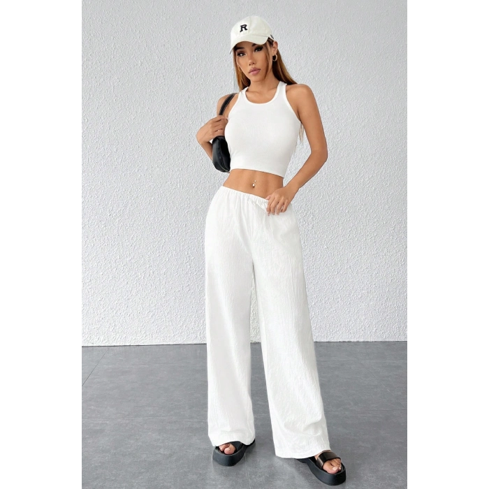 Kadın Beyaz Bol Kesim Cepli Geniş Paça Dökümlü Pantolon – Modern ve Şık Tasarım