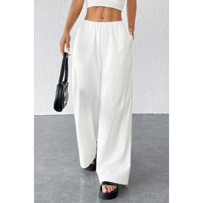Kadın Beyaz Bol Kesim Cepli Geniş Paça Dökümlü Pantolon – Modern ve Şık Tasarım