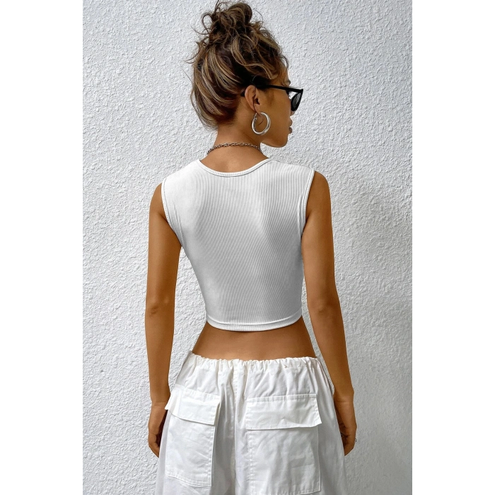 Kadın Beyaz Kare Yaka Kalınlaşan Omuz Detaylı Crop Top Bluz – Şık, Rahat ve Kolay Kombinlenebilir