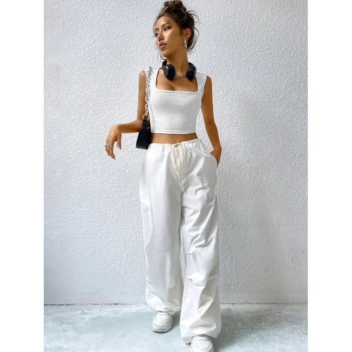 Kadın Beyaz Kare Yaka Kalınlaşan Omuz Detaylı Crop Top Bluz – Şık, Rahat ve Kolay Kombinlenebilir