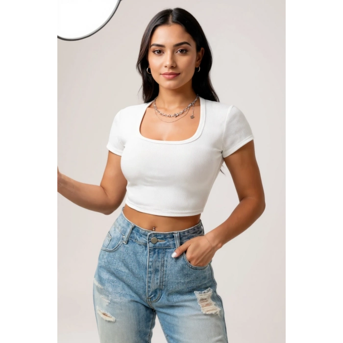 Kadın Beyaz Yarım Kol Düz Yaka Crop Top Bluz – Şık, Rahat ve Kolay Kombinlenebilir