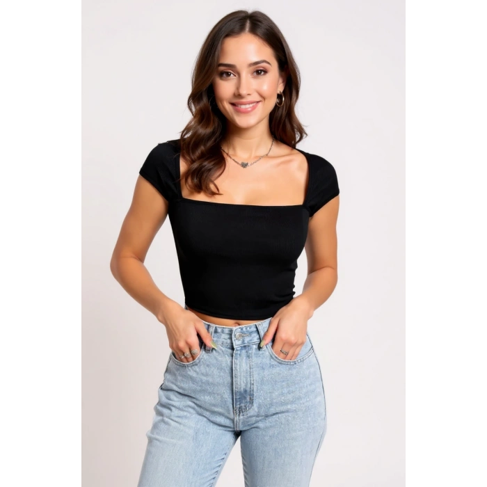Kadın Siyah Kare Yaka Yarım Kol Göğüs Dekolteli Crop Top Bluz – Şık, Rahat ve Kolay Kombinlenebilir