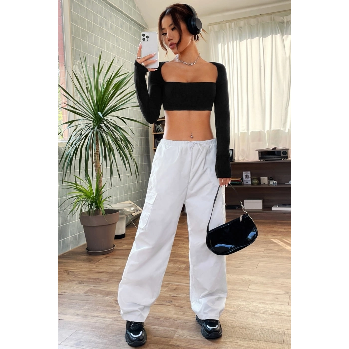 Kadın Siyah Uzun Kol Göğüs ve Sırt Dekolteli Crop Top Bluz – Şık, Rahat ve Kolay Kombinlenebilir
