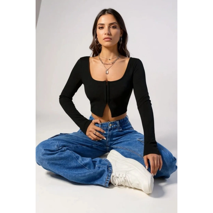 Kadın Siyah Uzun Kollu Agraflı Göğüs ve Göbek Dekolteli Crop Top Bluz – Şık, Rahat ve Kolay Kombinlenebilir