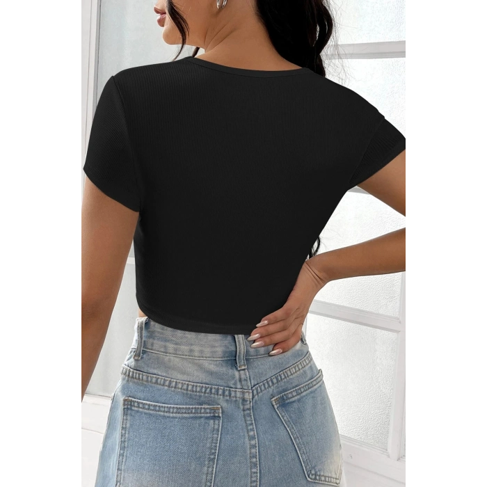 Kadın Siyah Yarım Kol Düz Yaka Crop Top Bluz – Şık, Rahat ve Kolay Kombinlenebilir