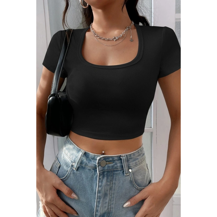 Kadın Siyah Yarım Kol Düz Yaka Crop Top Bluz – Şık, Rahat ve Kolay Kombinlenebilir
