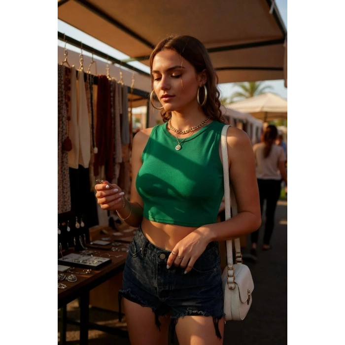 Kadın Yeşil Kare Yaka Crop Top Bluz – Şık, Rahat ve Kolay Kombinlenebilir