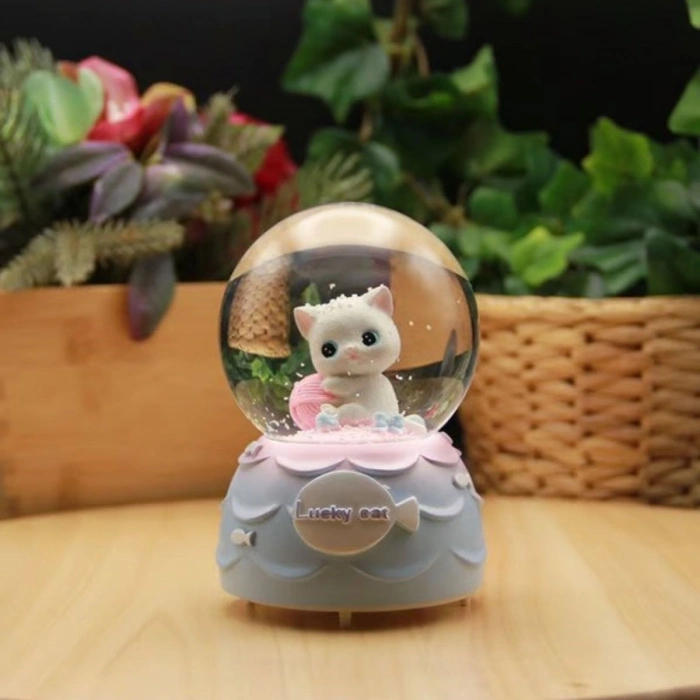 Pilli Işıklı Müzikli Kar Küresi–Şanslı Toplu Kedi Figürlü Eğlenceli Masaüstü Biblo, LED Aydınlatmalı Dekoratif Hediyelik Kar Küresi