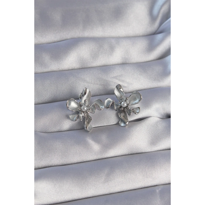 Pirinç Gümüş Renk İnci Detay Çiçek Tasarımlı Küpe