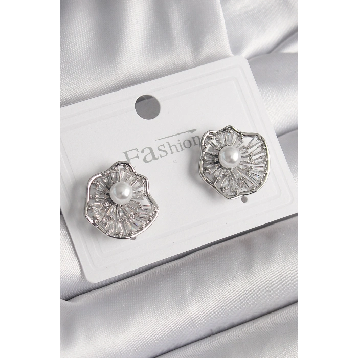 Pirinç Gümüş Renk Zirkon Taşlı Çiçek Model İnci Detay Kadın Küpe