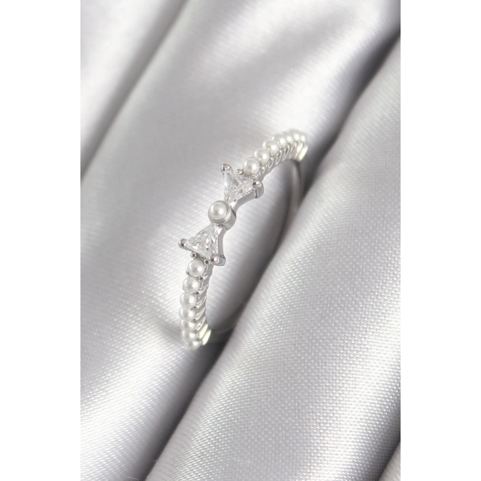 Pirinç Gümüş Renk Zirkon Taşlı Kurdele Model İnci Detay Kadın Yüzük