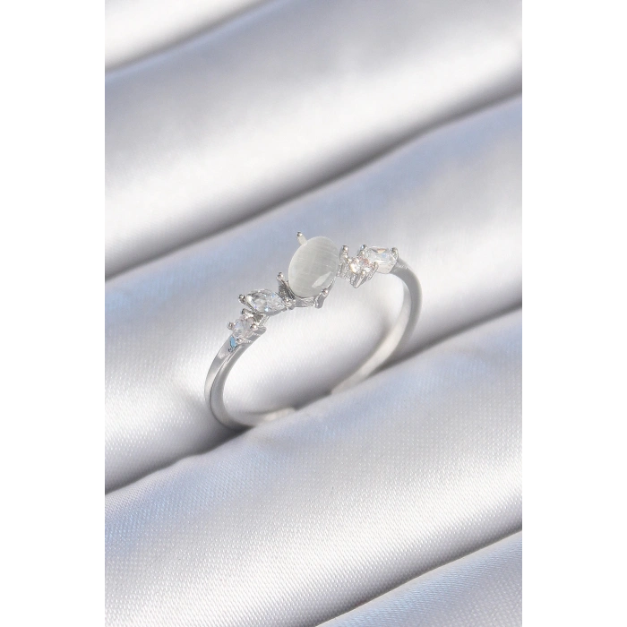 Pirinç Gümüş Renk Zirkon Taşlı Oval Beyaz Mineli Kadın Yüzük