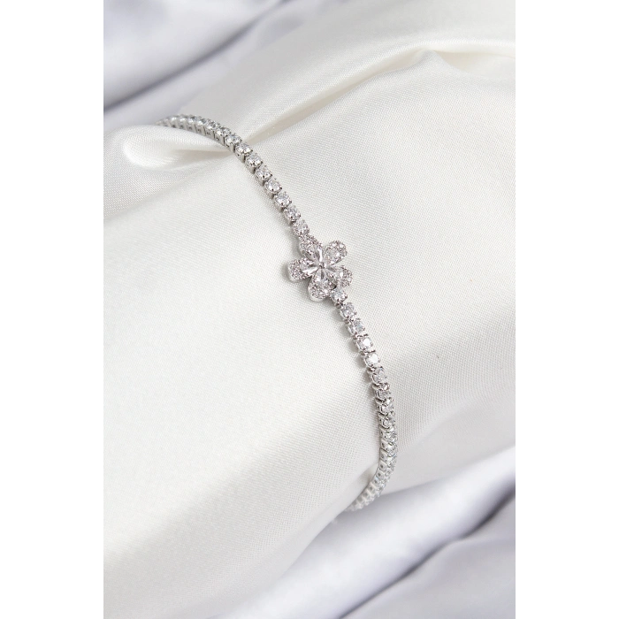 Pirinç Zirkon Taşlı Çiçek Model Gümüş Renk Kadın Bileklik