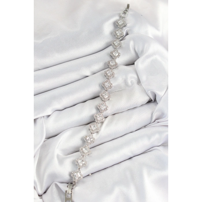 Pirinç Zirkon Taşlı Yonca Baget Model Gümüş Renk VIP Seri Kadın Bileklik